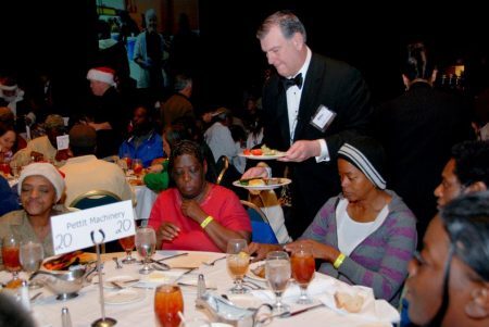 Em 2012, o prefeito de Dallas  Mike Rawllings foi um dos que serviram os moradores de rua.