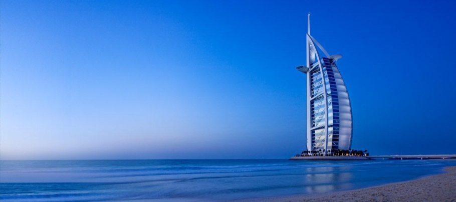 Em formato de vela, o Burj Al Arab foi construído em uma ilha artificial