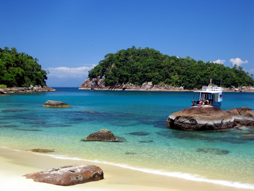 Ilha das Couves tem praias quase desertas (durante a semana), que são frequentadas por mergulhadores que exploram seus costões