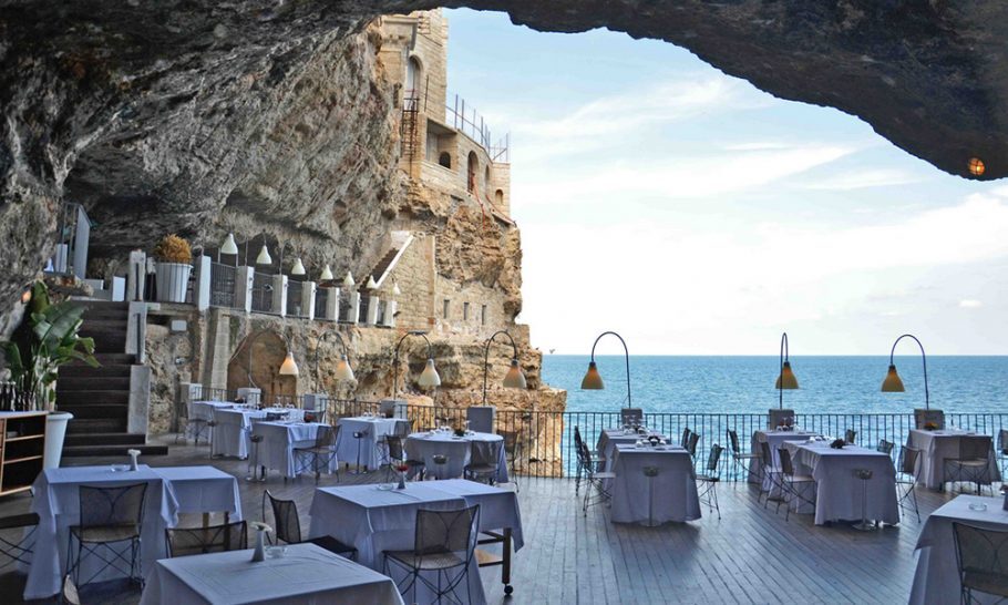 Localizado em uma caverna, o Grotta Palazzese impressiona com a vista espetacular do Mar Adriático