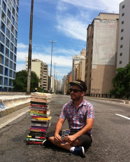 Baseado no conceito de BookCrossing, projeto de Felipe Brandão estimula leitores a deixar livros em locais públicos.