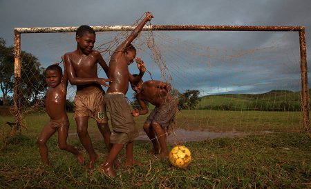 Meninos brincando de bola em Alagoas