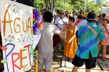 O bloco circula sobre os rios canalizados da Vila Anglo, zona oeste