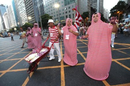 Campanha “Camisinha na Folia é nota 10 em Harmonia” no desfile do Vestiu Uma Camisinha Listrada e Saiu Por Aí