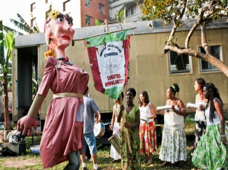 Cordão Folclórico de Itaquera Sucatas Ambulante desfila