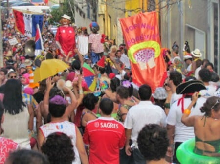 Cordão do Prata Preta desfila na Gamboa