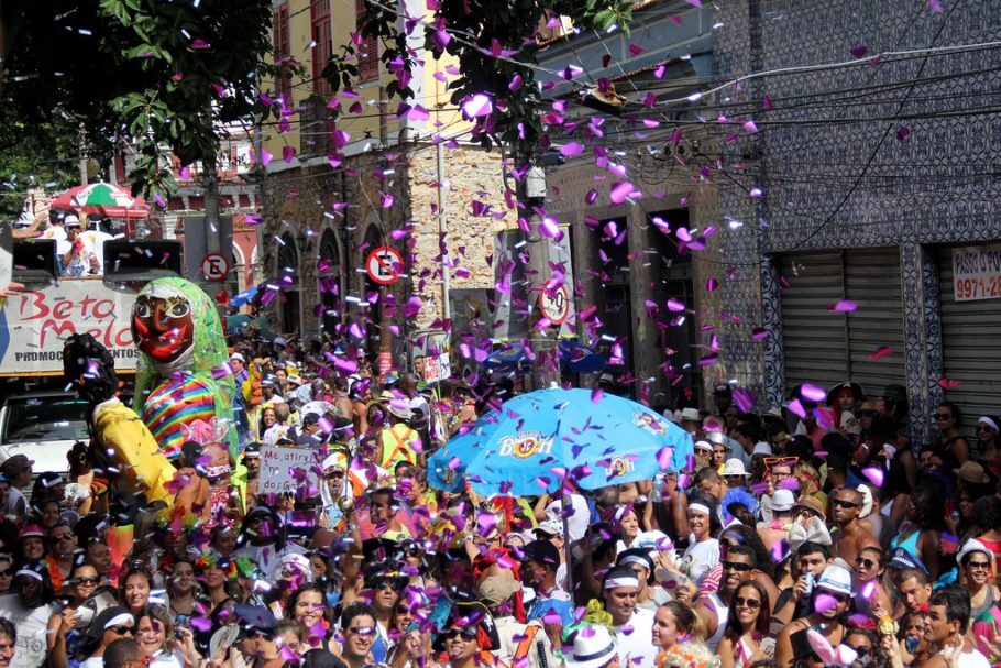Bloco das Carmelitas desfila toda sexta-feira de Carnaval