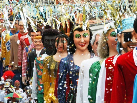 Carnaval de Olinda toma conta das ruas do centro da cidade para você cair na folia