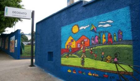Fachada de cem escolas receberam arte de alunos.