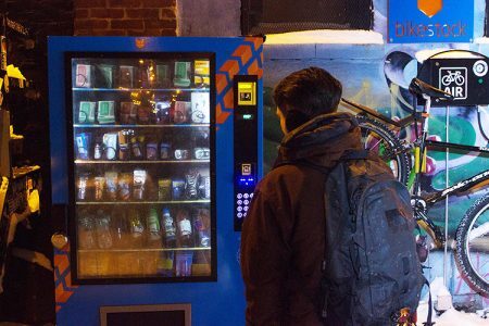 A máquina vende luzes, travas, bebidas, comidas, capas de chuva e câmaras de ar.