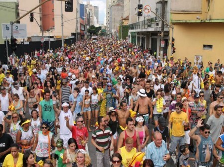 Bloco Esfarrapado desfila no Bixiga