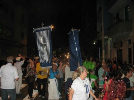 O Bloco Lira da Vila desfila pelas ruas do Centro