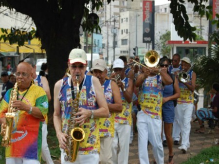 O Bloco da Ressaca desfila pelo Cambuci