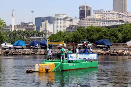 Barcos recolherão lixos flutuantes na Baía