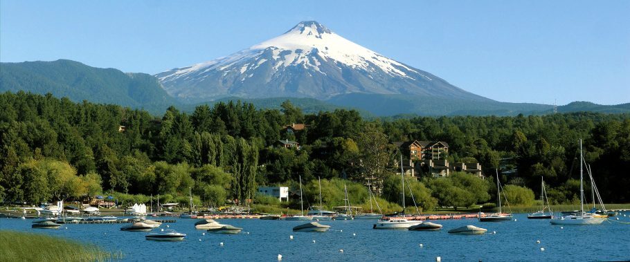 Vista do lago e vulcão Villarrica, Pucón; cidade abriga importantes eventos esportivos em fevereiro