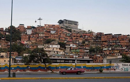 Em Caracas, o Metrocable conecta os bairros mais pobres à rede de transporte público com teleféricos.
