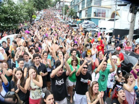 Nóis Trupica Mais Não Cai desfila pelas ruas da Vila Madalena