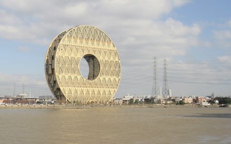 Quando refletido no rio, o edifício forma o símbolo do infinito