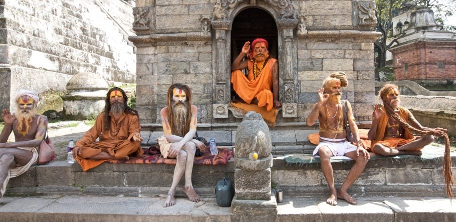 Sadhus, homens considerados sagrados pelos hindus, na porta do tempo Pashupatinath