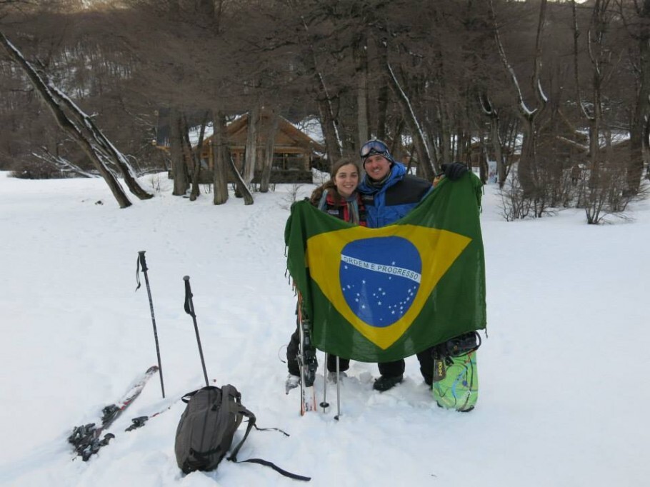 Carol e Ivan exibem a bandeira do Brasil em Ushuaia, no extremo sul argentino