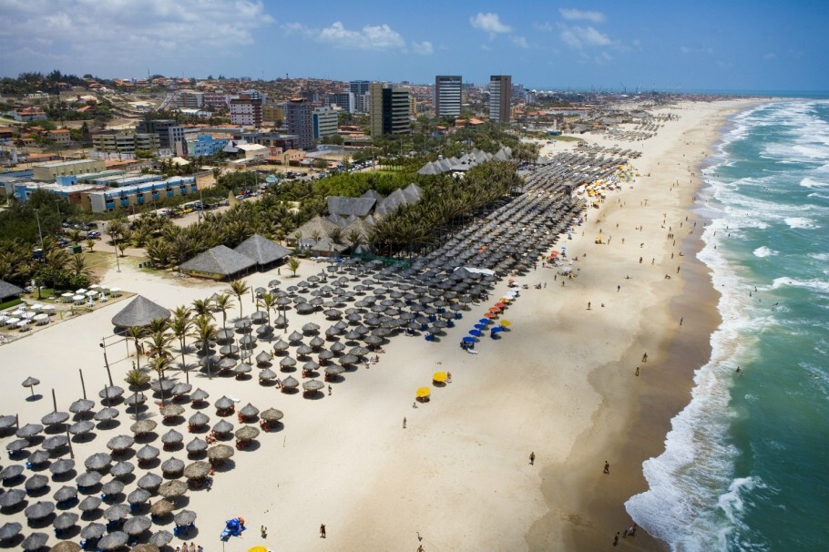 Vista da praia do Futuro, uma das mais badaladas da capital cearense, Fortaleza