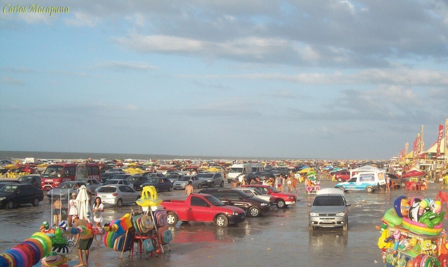 Carros se misturam aos banhistas e camelôs na praia do Atalaia, em Salinas (PA)