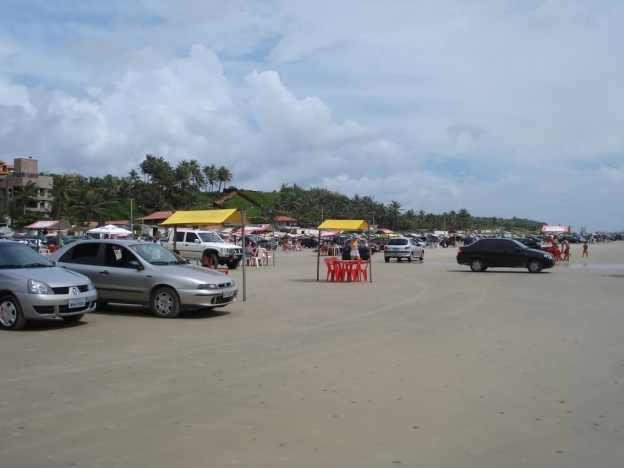 Carros estacionados na Praia do Meio, na capital maranhense