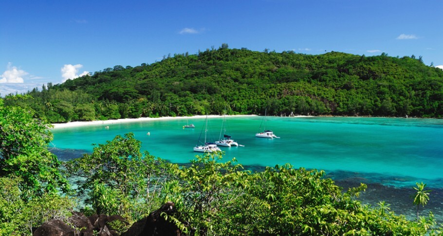 Localizado em Mahé, Port Launay é um Parque Nacional Marinho de peixes coloridos, ideal para snorkelling e piqueniques na praia