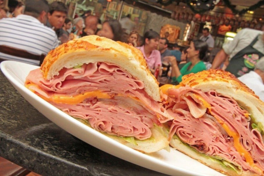 O famoso sanduíche de mortadela do Mercado Municipal