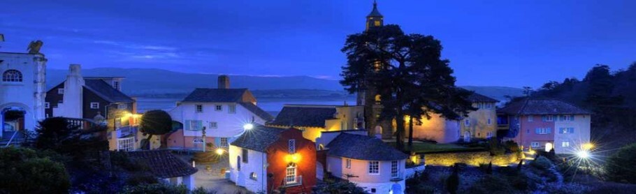 Portmeirion é um pequeno vilarejo em estilo italiano que surpreende os turistas por suas cores