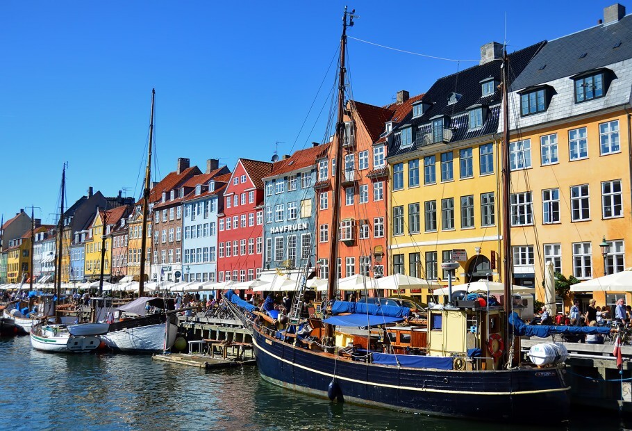 As casas coloridas de Nyhavn abrigaram bordéis no passado, hoje transformadas em bares e restaurantes