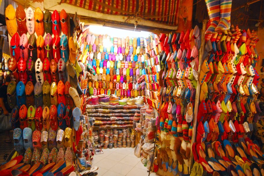 Marrakech é conhecida por seus encantadores souks, um aglomerado de pequenas lojas dispostas em um labirinto de vielas