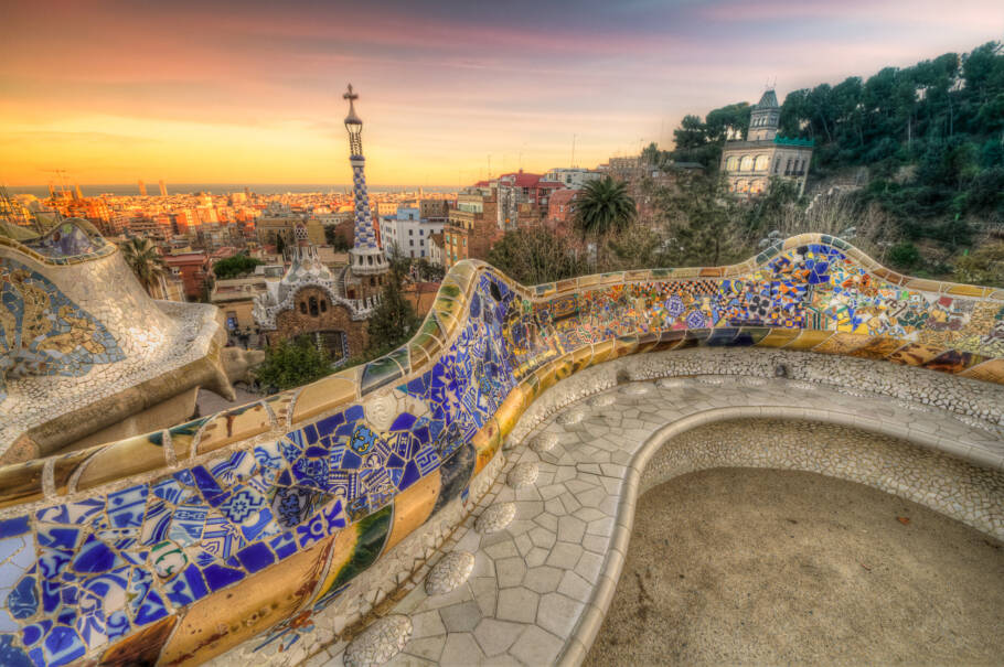 O Güell, no distrito de Gràcia, foi construído por Antoni Gaudí e tem uma das melhores vistas de Barcelona