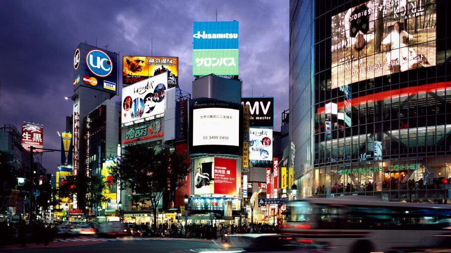 Shibuya abriga o maior cruzamento do mundo; os letreiros e telões imensos dispostos atraem turistas de todas as partes