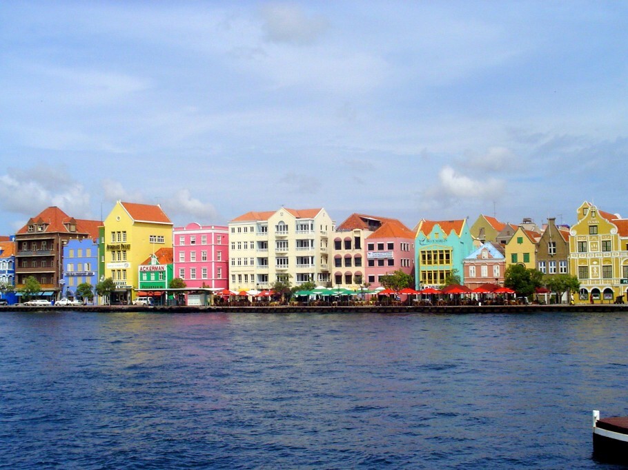 Punda é o bairro mais charmoso de Curaçao; margeando o canal ficam os famosos casarões coloridos em estilo holandês