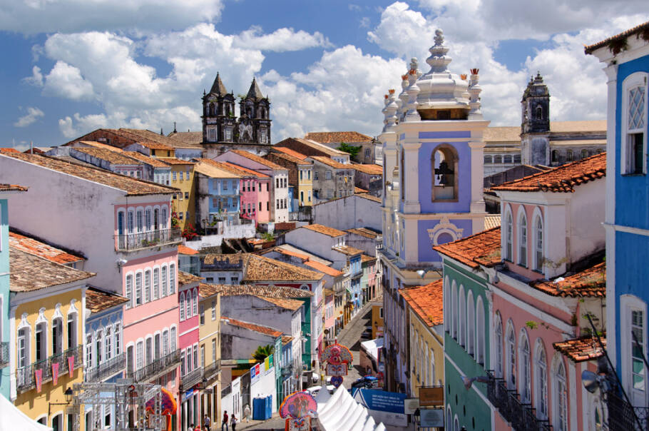 Os casarões em estilo colonial e as igrejas dos séculos 18 e 19 tornam o Pelourinho um dos lugares mais coloridos do Brasil