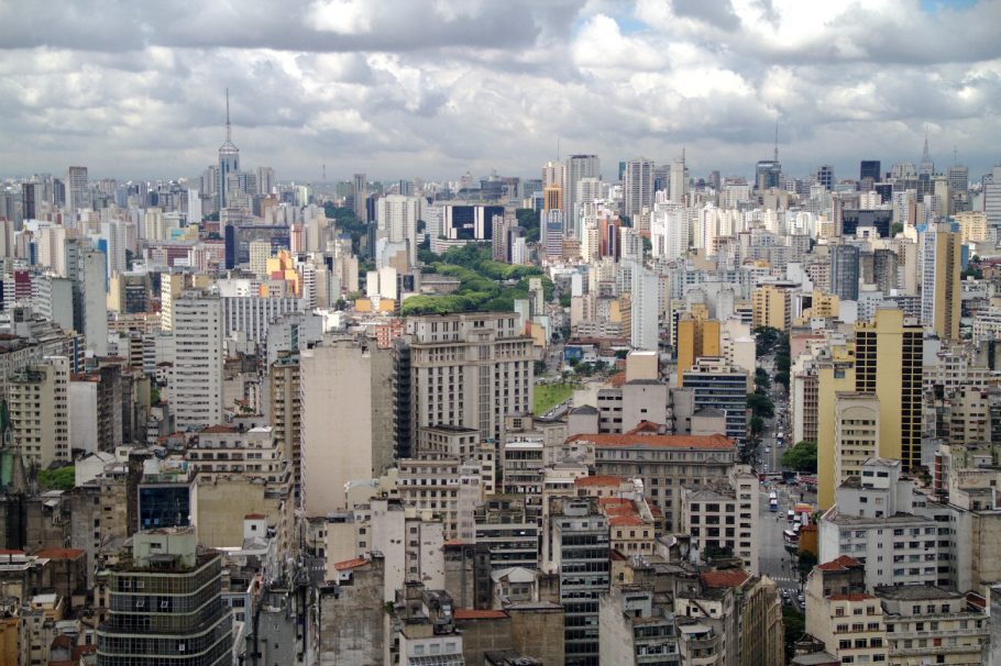 São Paulo vista a partir do edifício Altino Arantes, no centro histórico da cidade. Conhecido, popularmente, como Torre do Banespa, este prédio de 1947 com 35 andares já foi considerado a maior construção em concreto armado do mundo e teve inspiração no Empire State, em Nova York