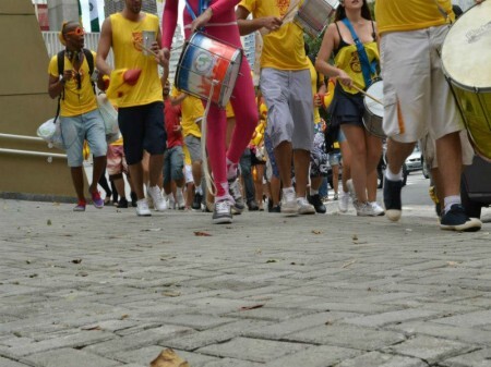 O Bloco Zica desfila pela Vila Madalena