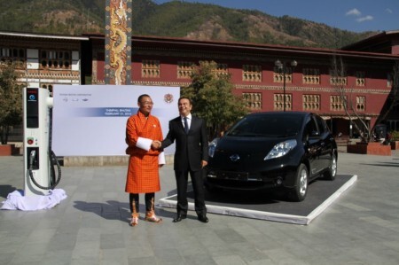 O primeiro-ministro Shering Tobgay com o CEO da Nissan, Carlos Ghosn