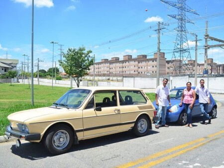 Itamar e sua família com a Brasília e o Ford Ka.