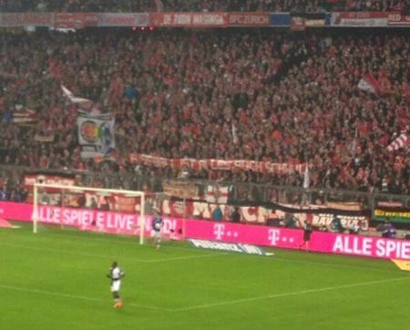Faixa exibia os dizeres “Futebol é tudo. Inclusive gay”, na tradução do alemão