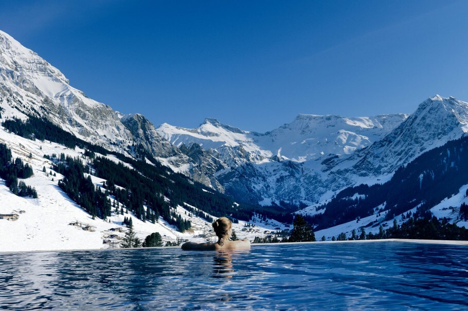 A vista da piscina infinita do Cambrian Hotel, na Suíça, é de tirar o fôlego