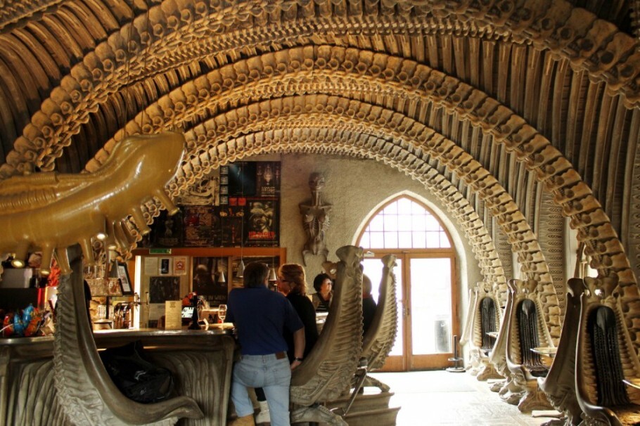 Interior do HR Giger Museum Bar. em em Gruyères, na Suíça