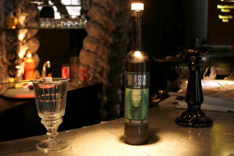 O Absinthe Brevans H R Giger é um dos drinques servidos no bar temático