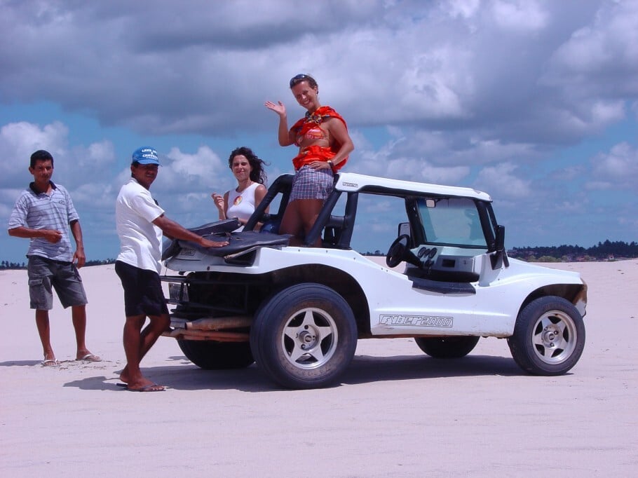 Turistas nas dunas de Jericoacoara, no Ceará