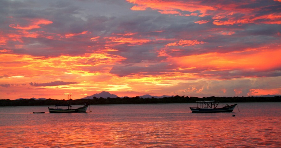 Por do sol na praia de Superagui, ilha no litoral norte do Paraná