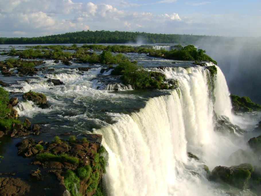 O Parque Nacional do Iguaçu, criado em 1939, abriga o maior remanescente de Mata Atlântica da região sul do Brasil