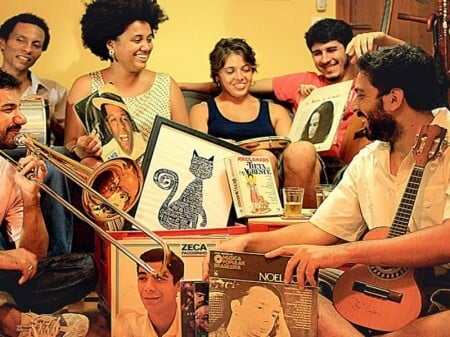 Bar Templo promove roda de samba com brecho