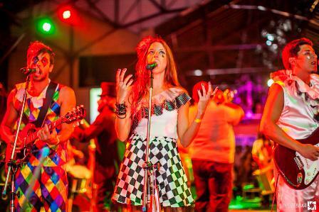 Bloco Pra Iaiá canta repertório dos Los Hermanos em ritmo de carnaval no Cine Joia