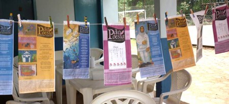 Na primeira edição, realizada em 2008, o projeto estampava versos de poetas de renome e desenhos de artistas plásticos homenageados.